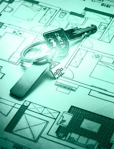 Clés posées sur les plans d'appartement