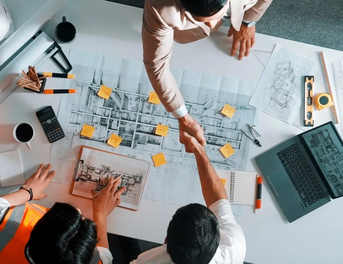 L'équipe Racines autour des plans du projet